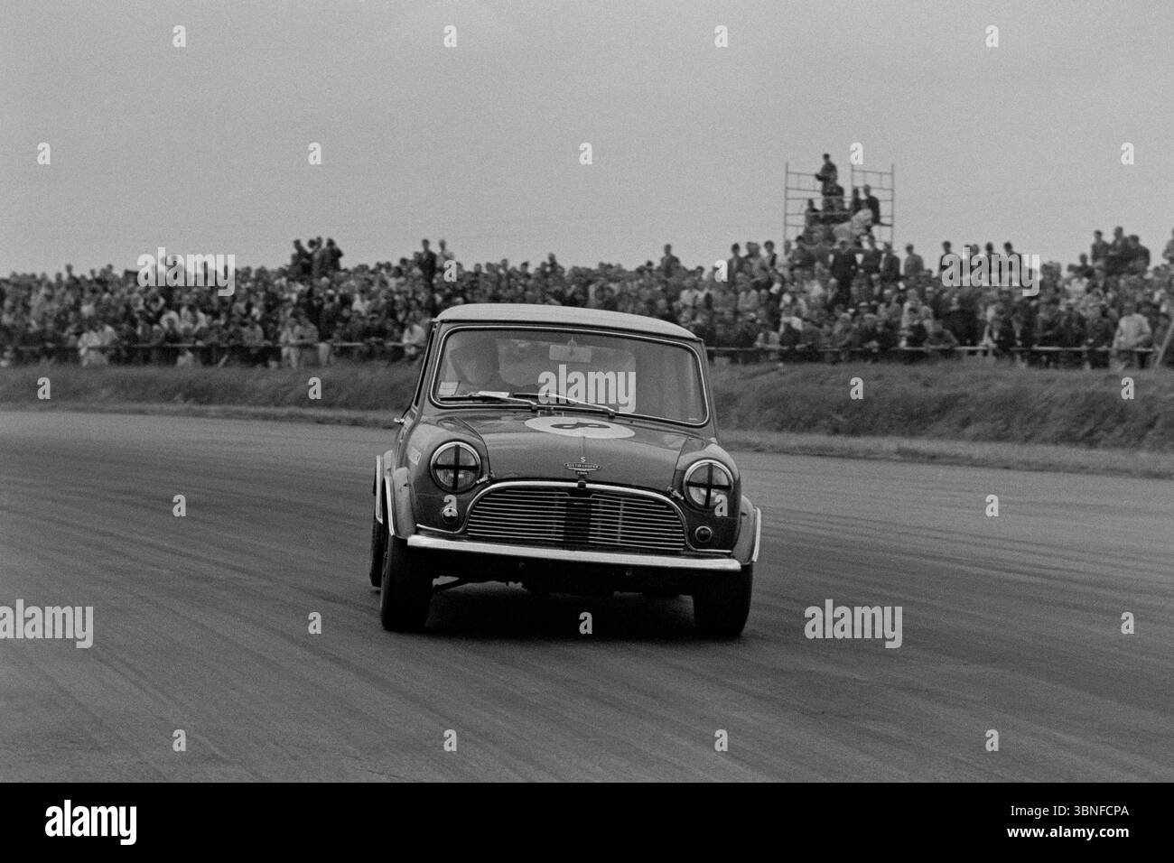 Alec Poole beim XXII RAC British Grand Prix Meeting 1969 in Silverstone. British Saloon Car Championship Silverstone Wipac Trophy GP Support Race Stockfoto