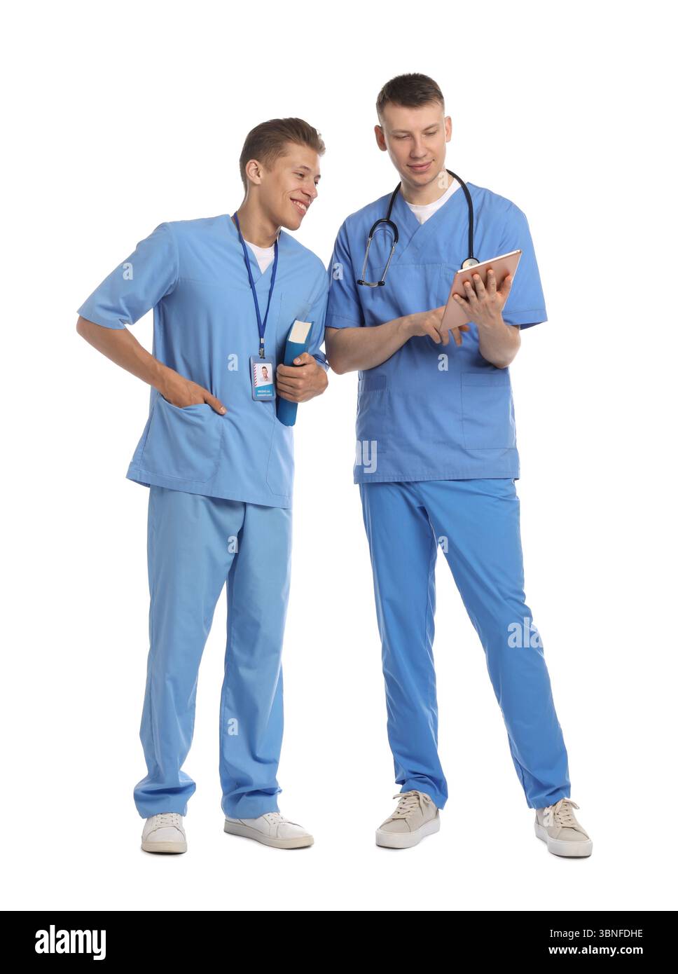 Medizinstudenten mit Tablet und Buch auf weißem Hintergrund Stockfoto