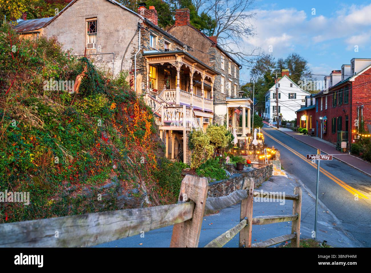 Harpers Ferry, West Virginia, USA, Stadtbild bei Sonnenaufgang im Herbst. Stockfoto