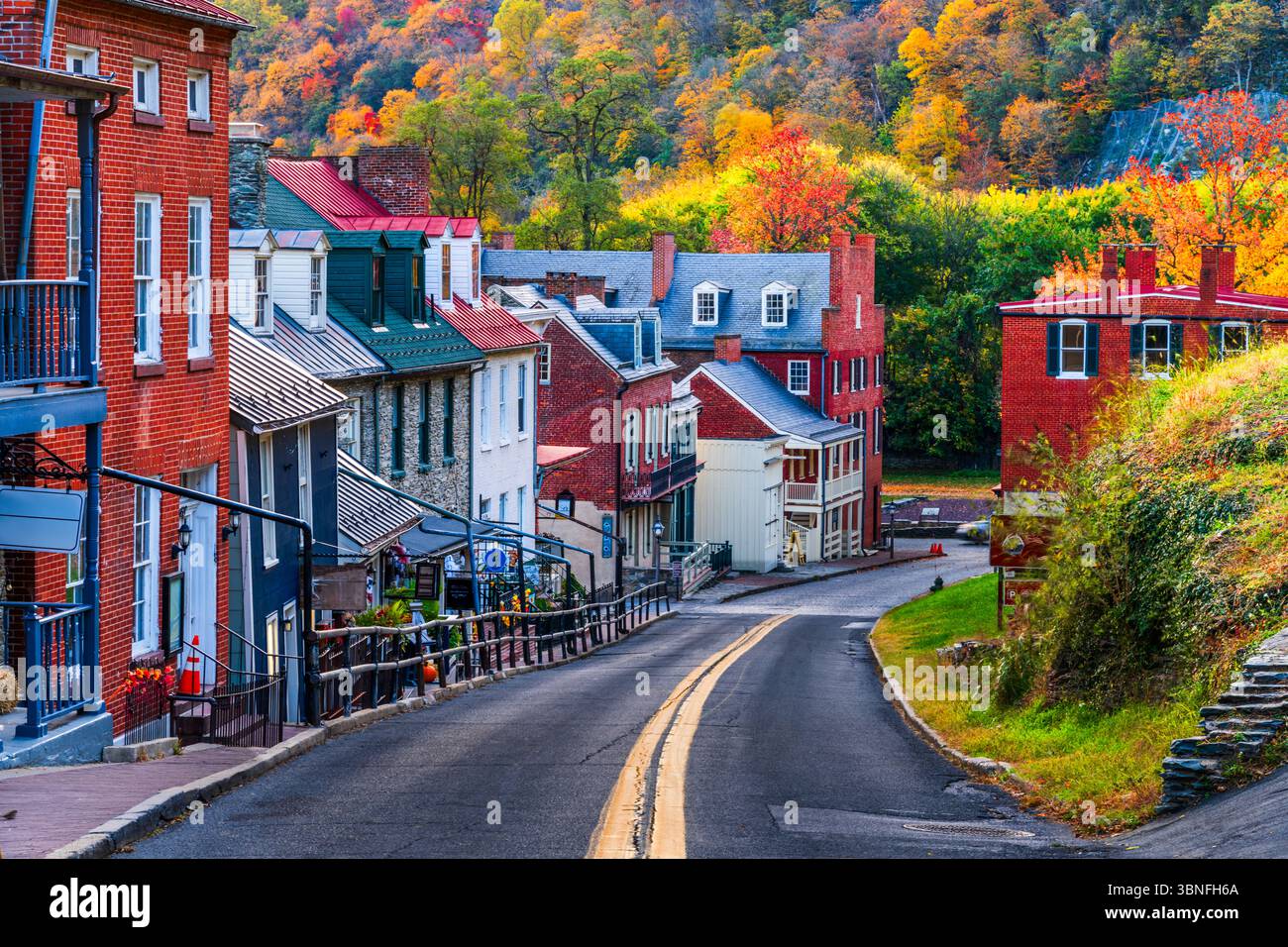 Harpers Ferry, West Virginia, USA, Stadtbild bei Sonnenaufgang im Herbst. Stockfoto