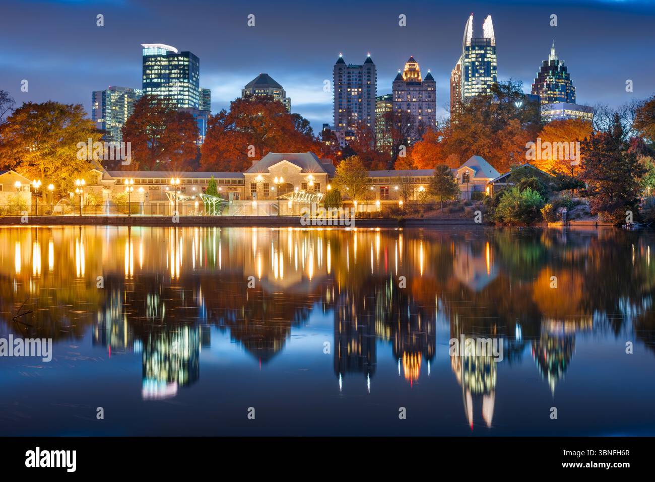 Skyline von Atlanta, Georgia, USA Piedmont Park im Herbst. Stockfoto