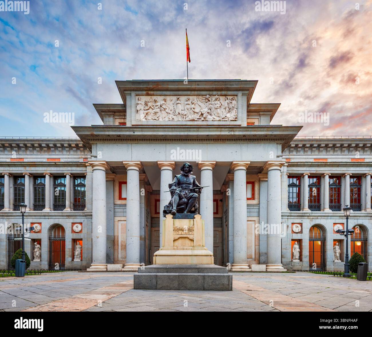 MADRID, Spanien - 18. November 2014: Das Prado-Museum Fassade. Im Jahre 1819 gegründet, gilt das Museum die beste Sammlung von spanischen Kunst und einem o Stockfoto
