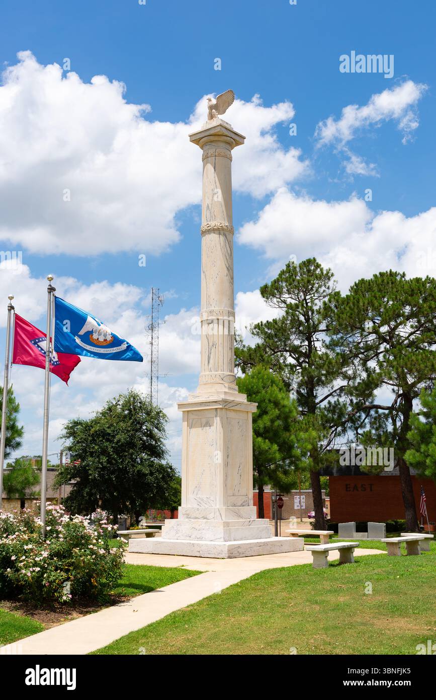 Texarkana, Texas - USA - 22. Juni 2025: Das historische World war I Memorial, errichtet 1936 in Texarkana, Texas, USA. Stockfoto