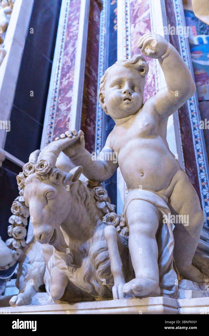 Eine detaillierte Ansicht einer Marmorstatue in der Kirche der Gesu (Casa Professa) in Palermo, Sizilien, die ein Cherubisches Kind zeigt, das neben einer Ziege steht Stockfoto