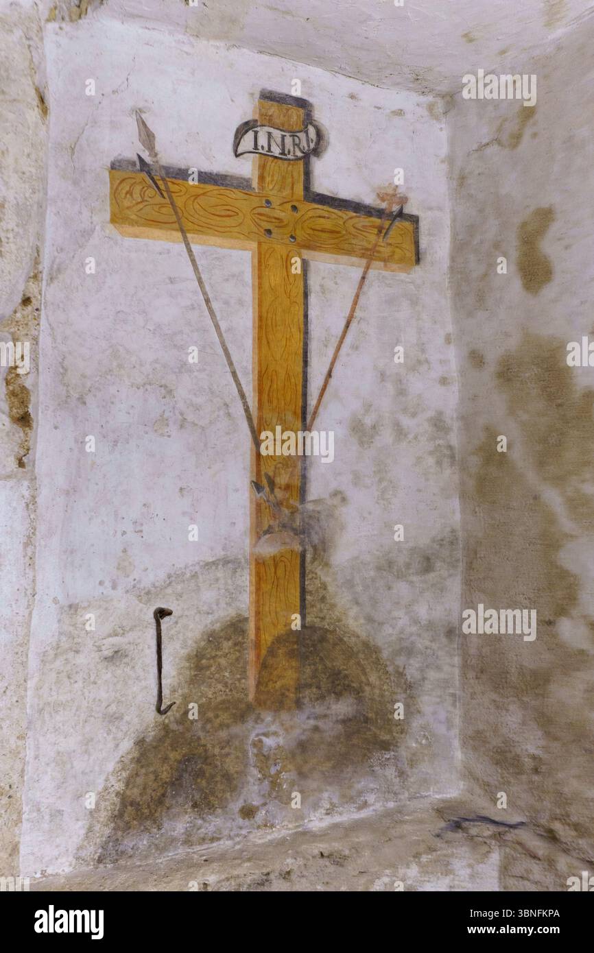 Ein feierlicher Blick auf eine alte unterirdische Krypta in der Kirche der Gesu (Casa Professa) in Palermo, Sizilien, mit einem rustikalen Steinaltar und einem W Stockfoto