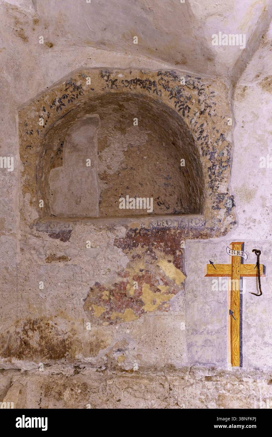 Ein feierlicher Blick auf eine alte unterirdische Krypta in der Kirche der Gesu (Casa Professa) in Palermo, Sizilien, mit einem rustikalen Steinaltar und einem W Stockfoto