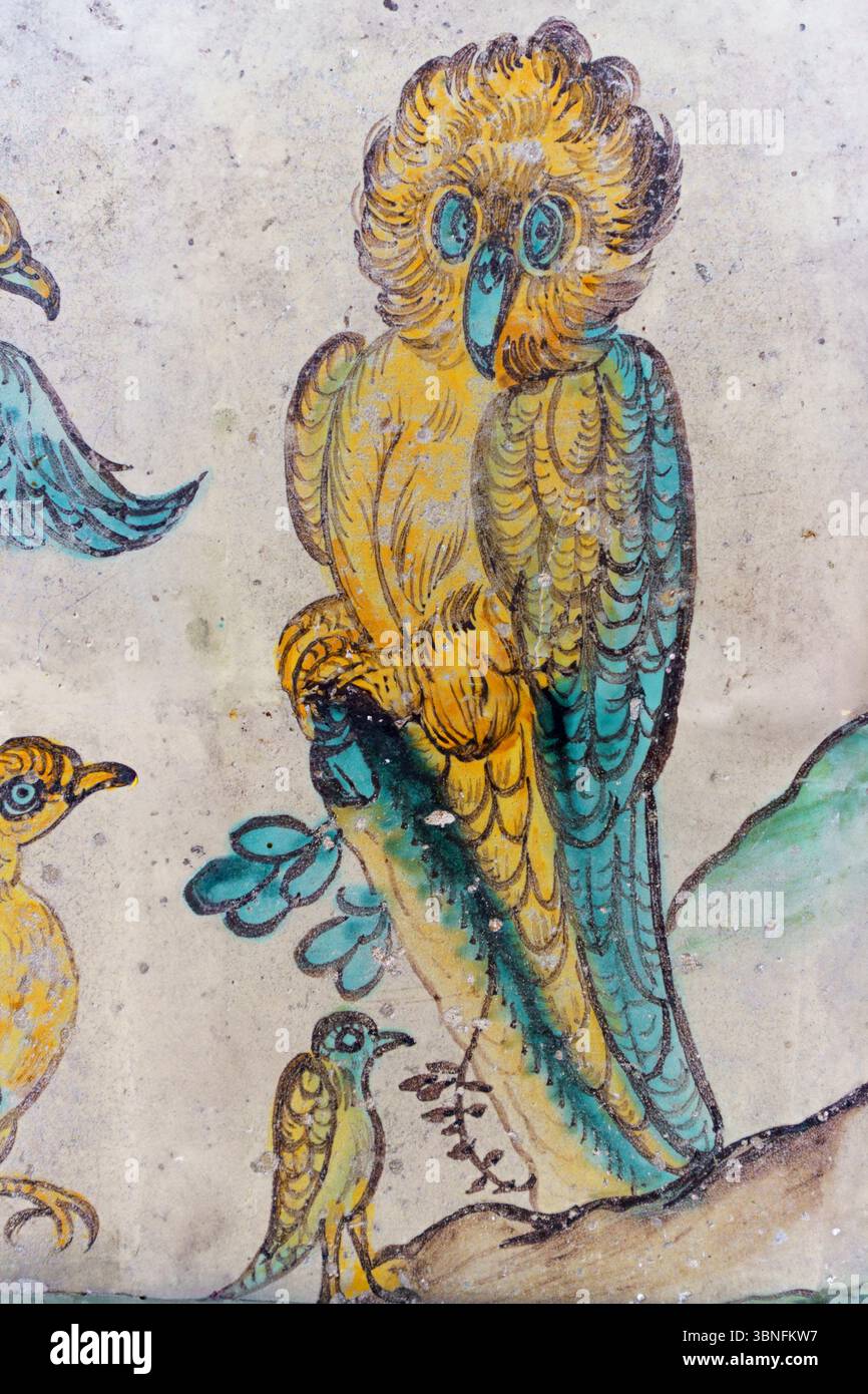 Ein detailliertes Fresko einer bunten Eule, die auf einem Zweig in der Kirche von Gesu (Chiesa del Gesu) in Palermo, Sizilien, thront. Die Eule ist eingestrichen Stockfoto