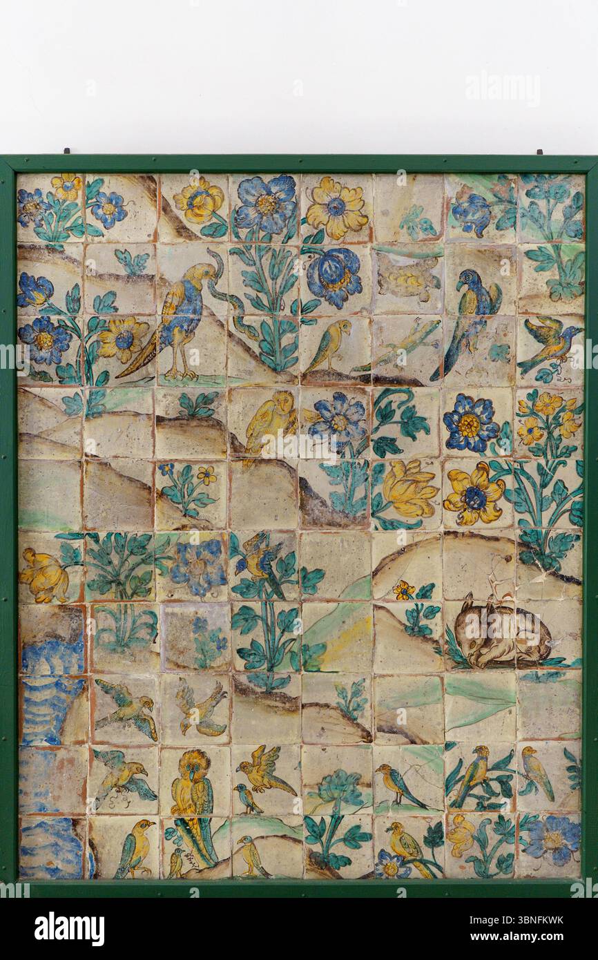 Eine farbenfrohe Keramikfliese in der Kirche von Gesu (Chiesa del Gesu) in Palermo, Sizilien, mit handgemalten Vögeln, Blumen und Laub in vib Stockfoto