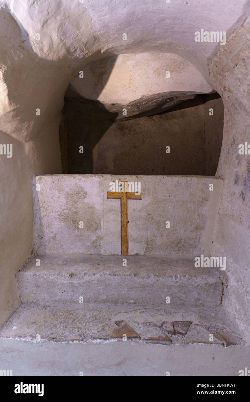 Ein feierlicher Blick auf eine alte unterirdische Krypta in der Kirche der Gesu (Casa Professa) in Palermo, Sizilien, mit einem rustikalen Steinaltar und einem W Stockfoto