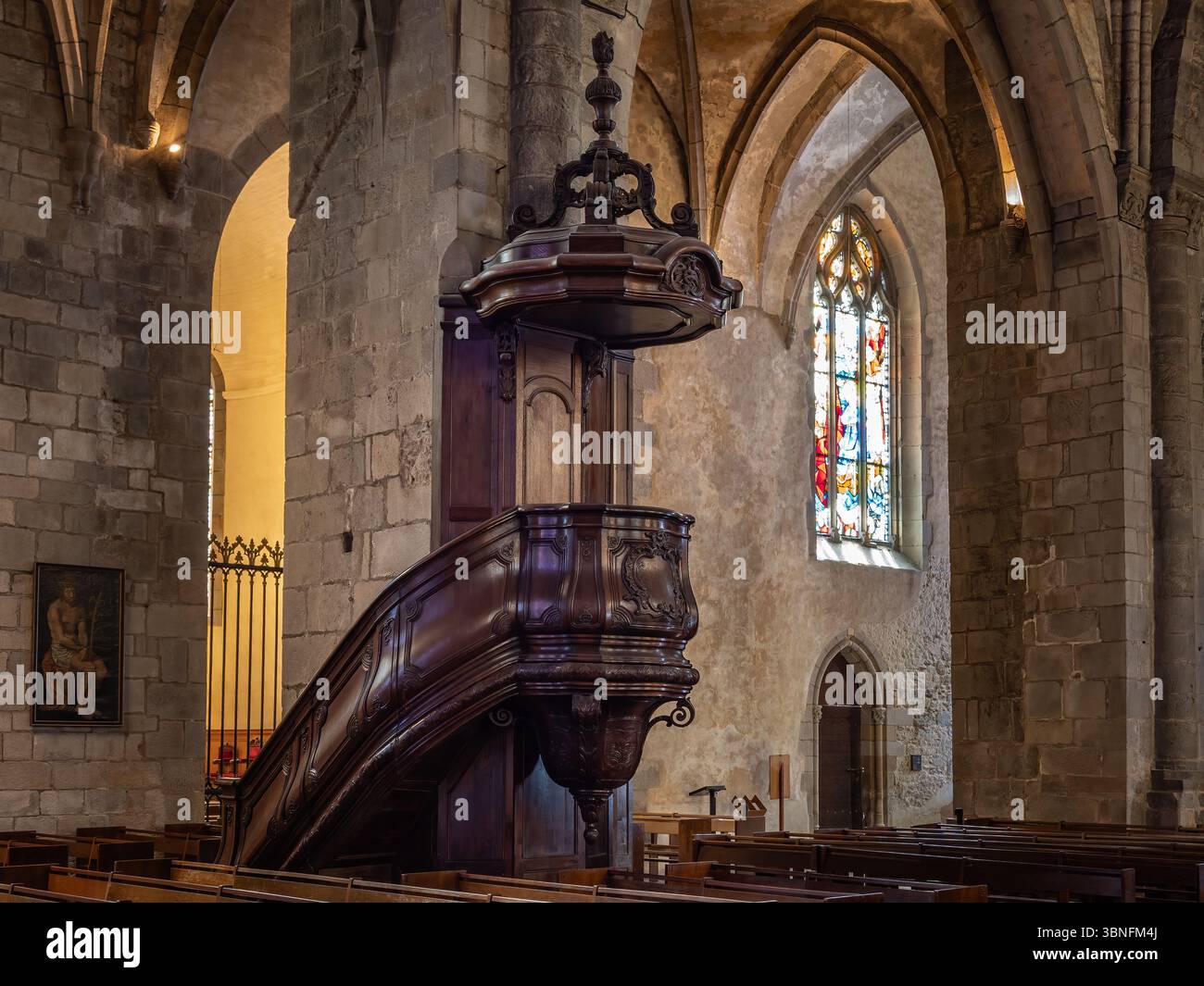 Hölzerne Kanzel mit geschnitzter Balustrade und Baldachin in der Kathedrale von Saint-Vincent in Saint-Malo, Bretagne, Frankreich, Stockfoto