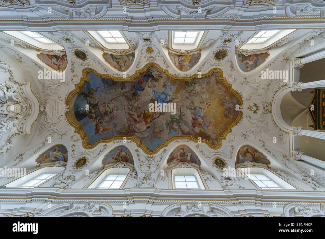 Ein atemberaubender Blick auf die prunkvolle barocke Decke in der Kirche von Gesù in Palermo, Sizilien. An der Decke befindet sich ein Fresko, das die Religi darstellt Stockfoto