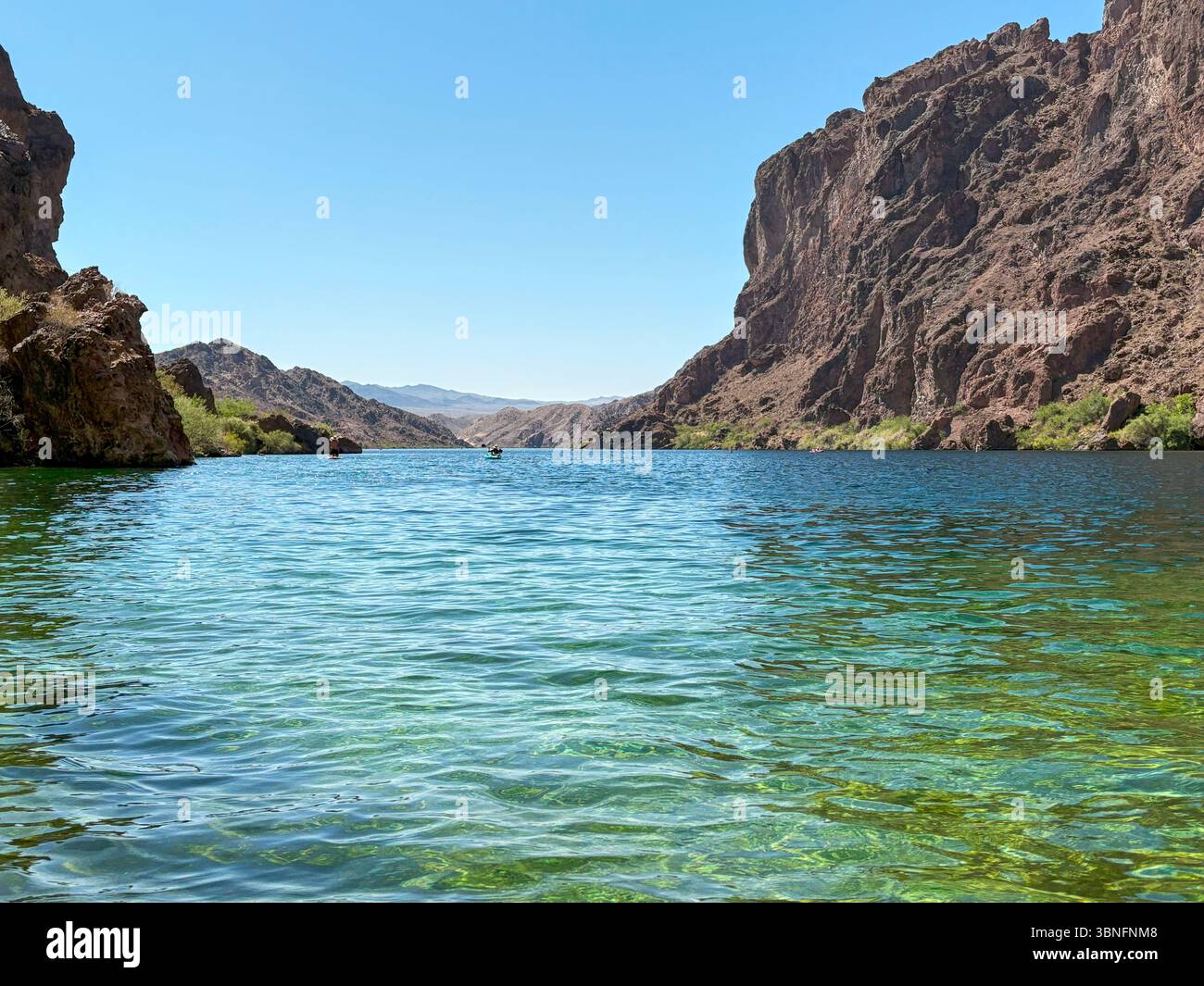 Das Wasser der Emerald Cove am Colorado River in Arizona mit Kajak- und Paddleboardfahren zur Entspannung. Stockfoto