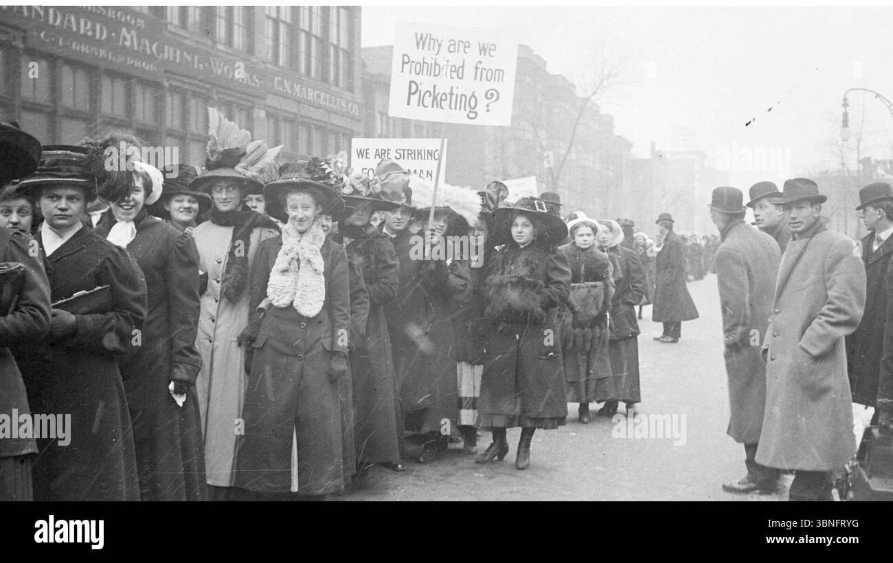 Der Chicago Garment Workers' Strike 1910. Mit dem Schild „Warum ist uns das Pflücken verboten?“ . Archivfoto der amerikanischen Arbeiterbewegung Stockfoto