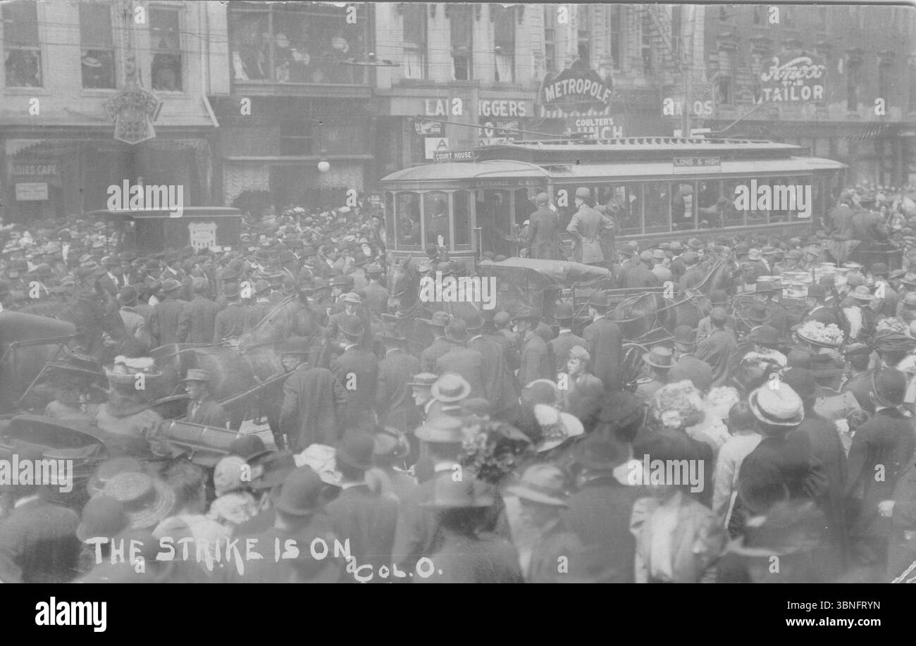 Straßenbahnstreik von Columbus 1910: Fußgänger, Pferde und Buggys umgeben eine Straßenbahn vor dem Metropole Hotel. Die Straßenbahnschilder weisen darauf hin, dass die Strecke zwischen dem Court House und Long & High liegt. Der Straßenbahnstreik von Columbus 1910 begann am 24. Juli 1910 und dauerte bis zum 18. Oktober 1910 Stockfoto