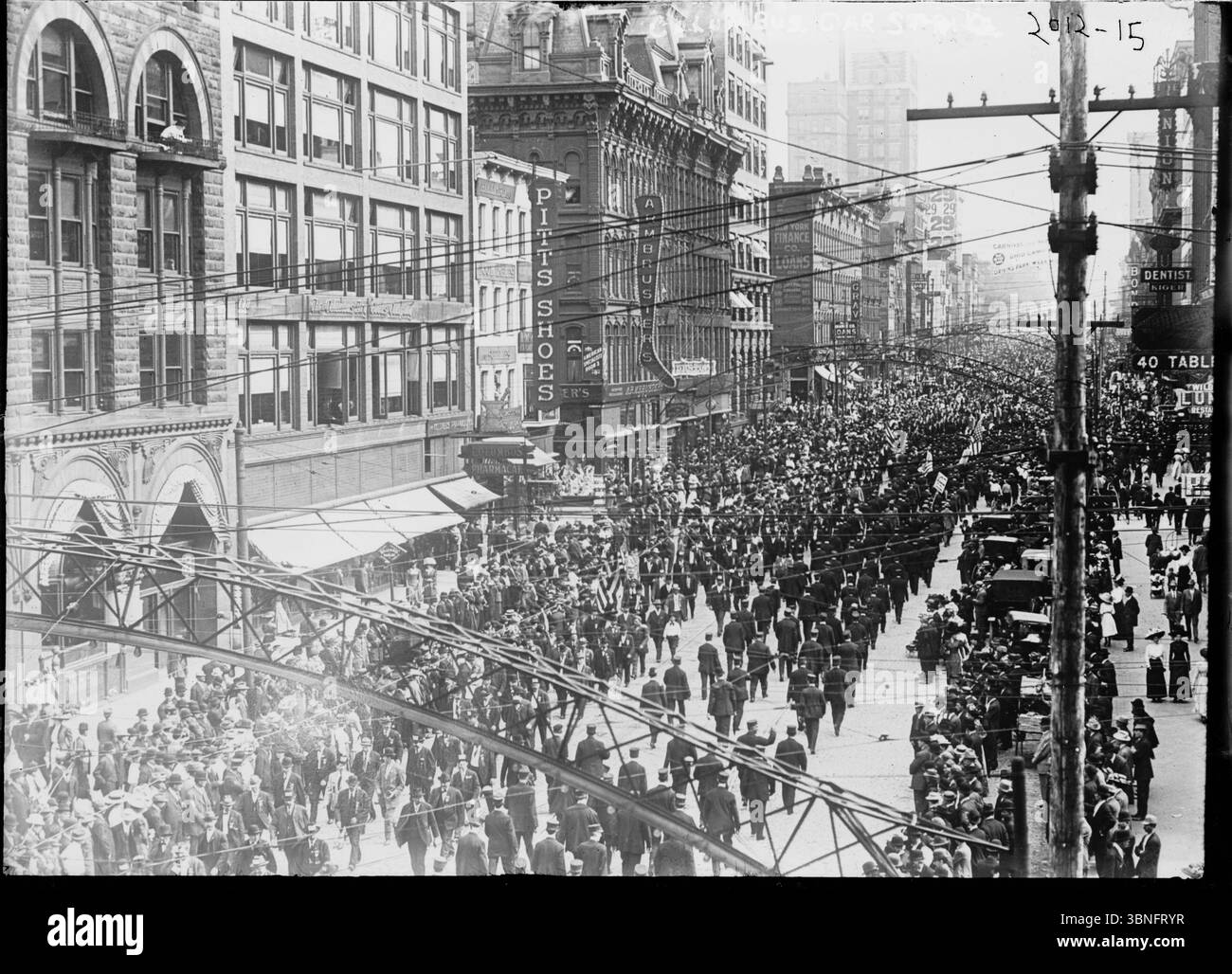 1910 Streik in der Straßenbahn Columbus, eine große Demonstration von Arbeitern geht auf die Straße. Archivfoto der amerikanischen Arbeiterbewegung Stockfoto