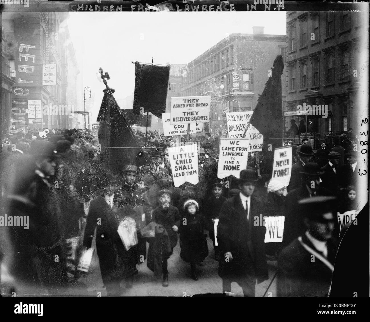 1912 Lawrence Textile Strike: Children of Lawrence--Strikers, in New York in der Hoffnung, Sicherheit zu finden. Archivfoto der Arbeiterbewegung Stockfoto