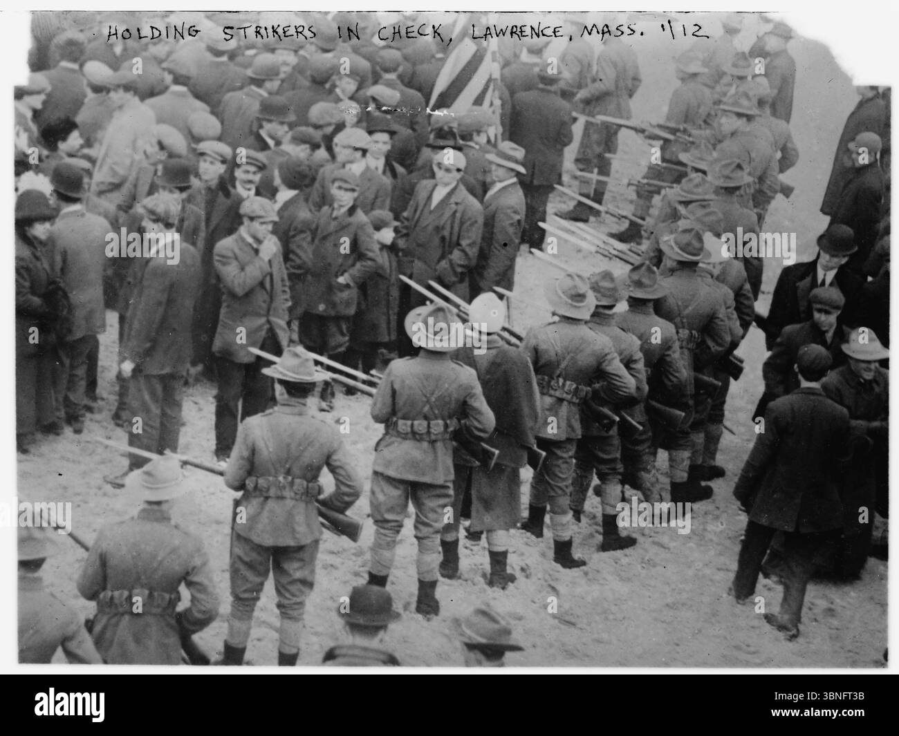 1912 Lawrence Textile Strike: Die Streikenden in Schach halten, Lawrence, Mass. Zwischen Milizen mit Bajonetten und unbewaffneten Streikenden Stockfoto