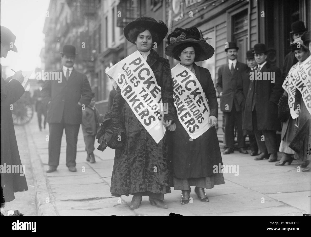 Women Picket beim Ladies Tailors Strike nach dem Shirtwaist Fire, New York 1909. Archivfoto der amerikanischen Arbeiterbewegung Stockfoto
