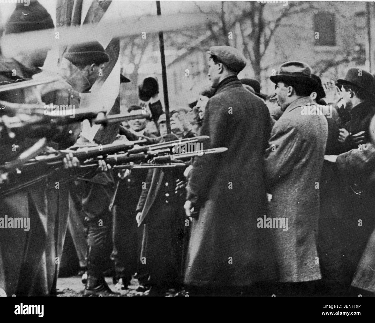 1912 Lawrence Textile Strike: Streik zwischen Milizen mit Bajonetten und unbewaffneten Streikenden während des Lawrence Textilstreiks 1912 in Massachusetts. Archivfoto der amerikanischen Arbeiterbewegung Stockfoto