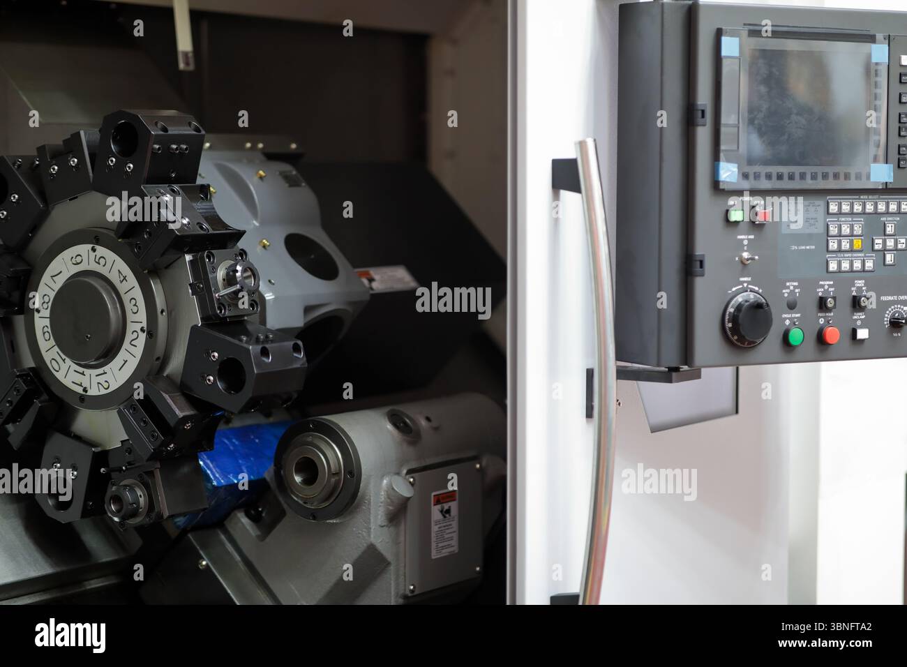 CNC-Drehmaschine mit Drehkreuz. Selektiver Fokus. Stockfoto