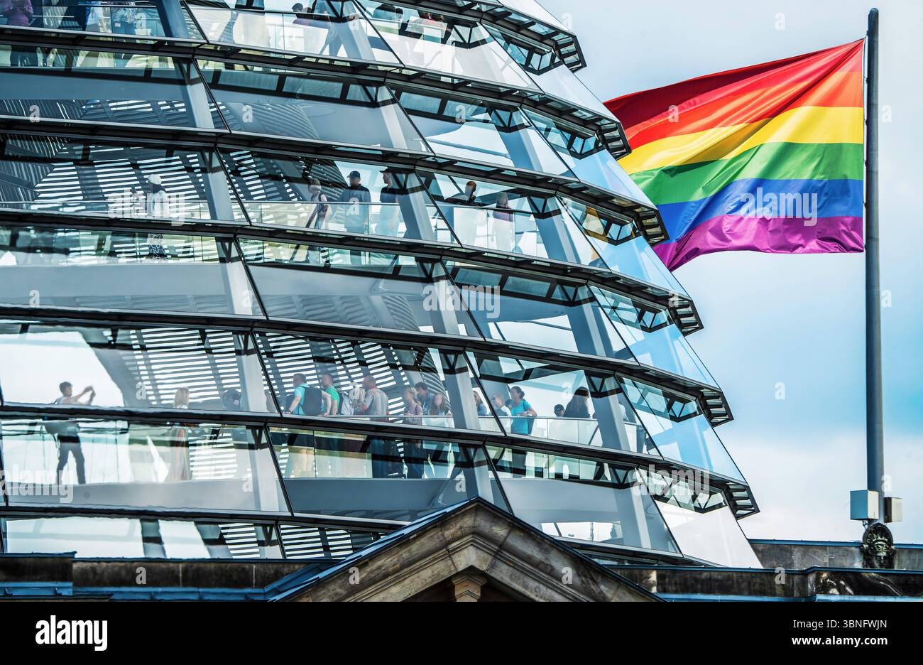 Regenbogenflagge auf dem Deutschen Bundestag, Symbolfoto, Fotomontage Flagge mit Reichstagskuppel, Berlin, Juli 2025 Deutschland, Berlin, Juli 2025, Symbolfoto Reichstagskuppel mit Regenbogenflagge, nach der umstrittenen Aussage von Bundeskanzler Merz, der Bundestag ist kein Zirkuszelt, Fotomontage zwei eigene aktuelle Fotos, Deutschlandflagge durch Regenbogenflagge ersetzt, Berliner Reichstag, Deutscher Bundestag, Demokratie, Bundestag, *** Regenbogenfahne auf dem Deutschen Bundestag, symbolisches Foto, Fotomontagefahne mit Reichstagskuppel, Berlin, Juli 2025 Deutschland, Berlin, Juli 2025, symbolischer ph-wert Stockfoto
