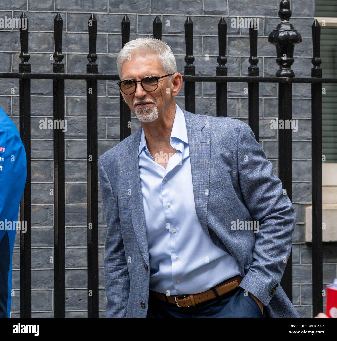 London, Großbritannien. Juli 2025. Besucher des Downing Street Empfangs zum 75-jährigen Bestehen des Sports vor dem Grand Prix von Großbritannien Damon Hill, ehemaliger Rennfahrer, der von 1992 bis 1999 in der Formel 1 teilnahm. Hill gewann 1996 mit Williams die Formel-1-Weltmeisterschaft und gewann in acht Saisons 22 Grands Prix. (Mitte) Credit: Ian Davidson/Alamy Live News Stockfoto