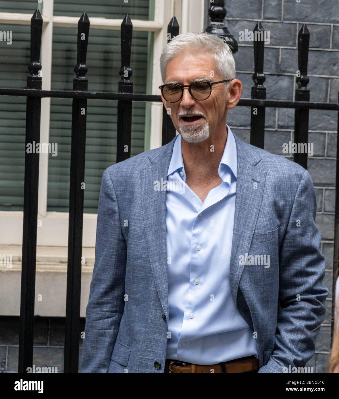 London, Großbritannien. Juli 2025. Besucher des Downing Street Empfangs zum 75-jährigen Bestehen des Sports vor dem Grand Prix von Großbritannien Damon Hill, ehemaliger Rennfahrer, der von 1992 bis 1999 in der Formel 1 teilnahm. Hill gewann 1996 mit Williams die Formel-1-Weltmeisterschaft und gewann in acht Saisons 22 Grands Prix. Quelle: Ian Davidson/Alamy Live News Stockfoto