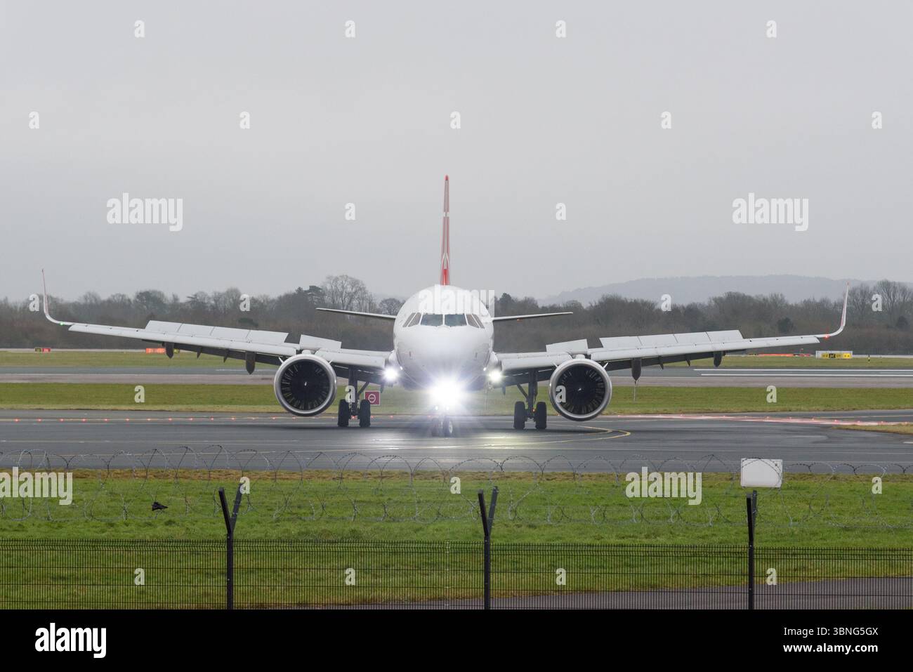 Air Portugal Airbus A320 NEO an einem düsteren Tag am Flughafen Manchester Stockfoto