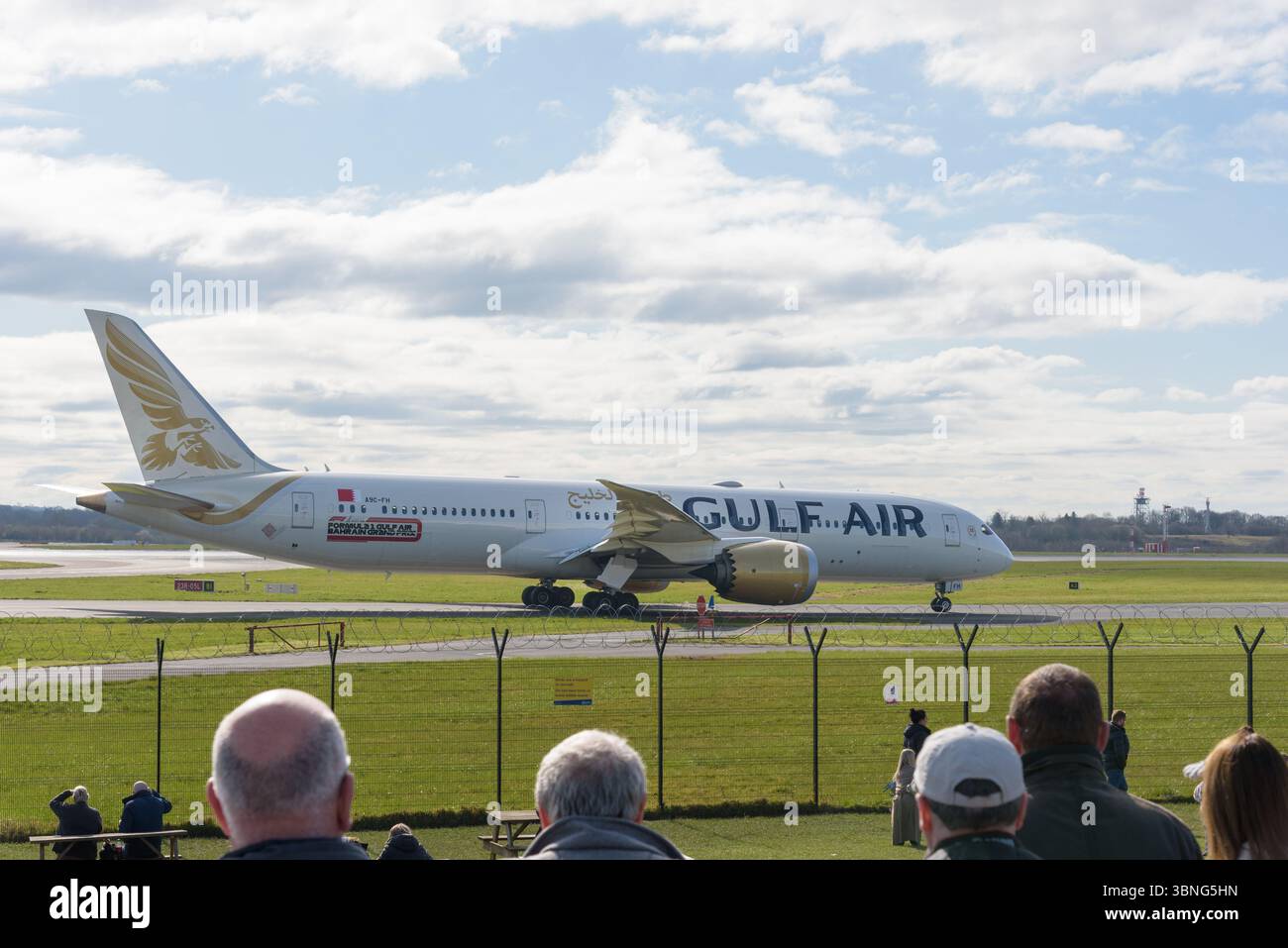 Flugzeugbeobachter beobachten einen Gulf Air Dreamliner auf dem Weg zur Start- und Landebahn Stockfoto