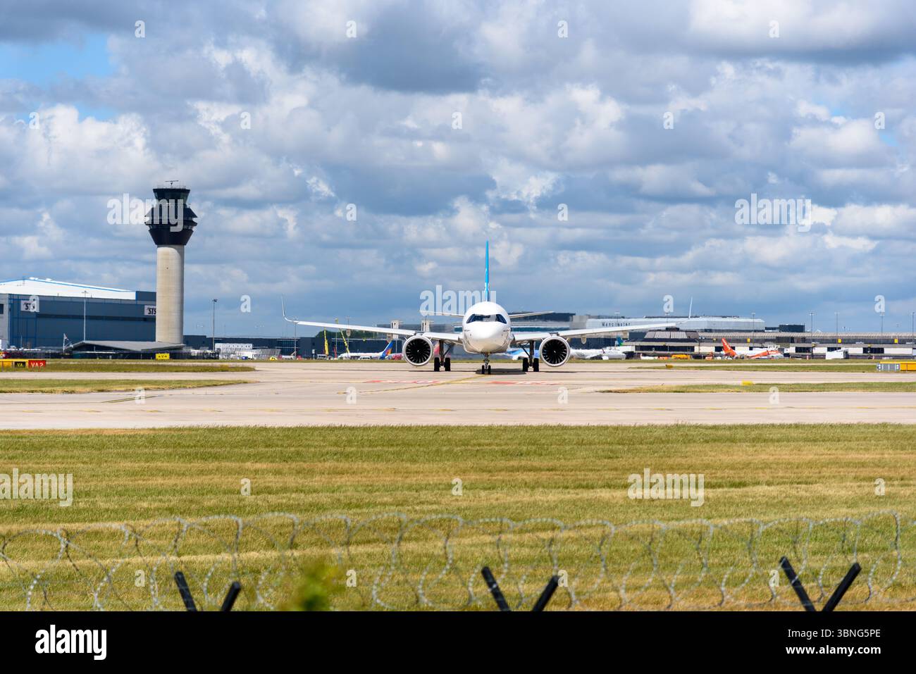 Airbus Industries A321neo, betrieben von Air Transat, bereitet sich auf den Abflug vom internationalen Flughafen Manchester vor Stockfoto