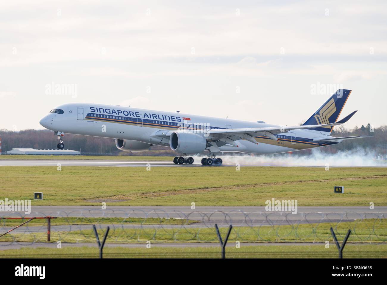 Ein moderner Airbus A350, der von Singapore Airlines am internationalen Flughafen Manchester betrieben wird Stockfoto