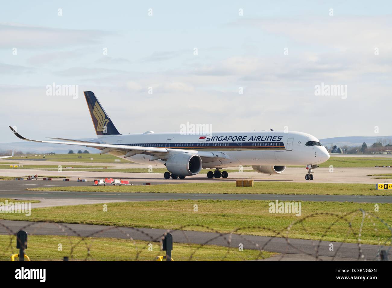 Ein moderner Airbus A350, der von Singapore Airlines am internationalen Flughafen Manchester betrieben wird Stockfoto