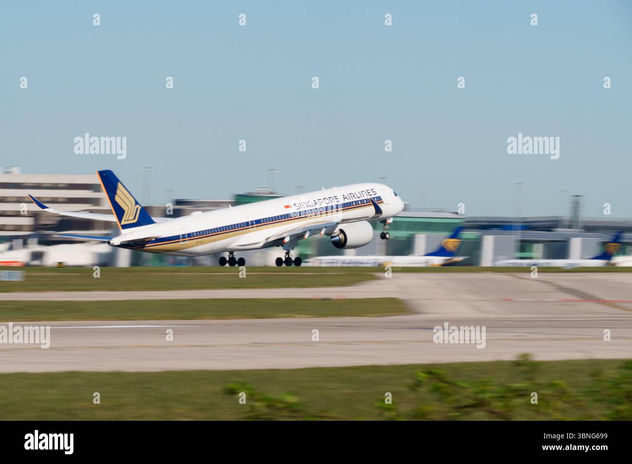 Ein moderner Airbus A350, der von Singapore Airlines am internationalen Flughafen Manchester betrieben wird Stockfoto