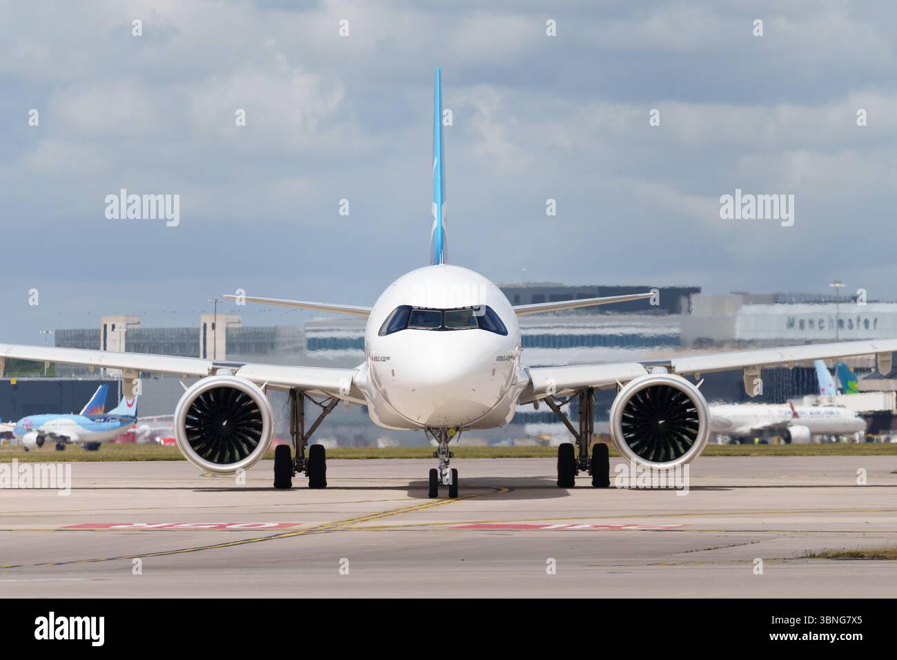 Airbus Industries A321neo, betrieben von Air Transat, bereitet sich auf den Abflug vom internationalen Flughafen Manchester vor Stockfoto