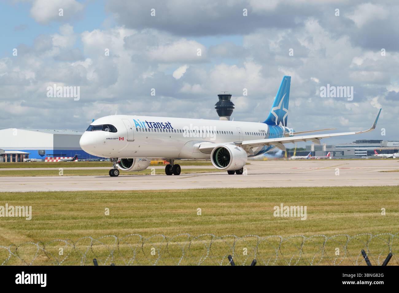 Airbus Industries A321neo, betrieben von Air Transat, bereitet sich auf den Abflug vom internationalen Flughafen Manchester vor Stockfoto