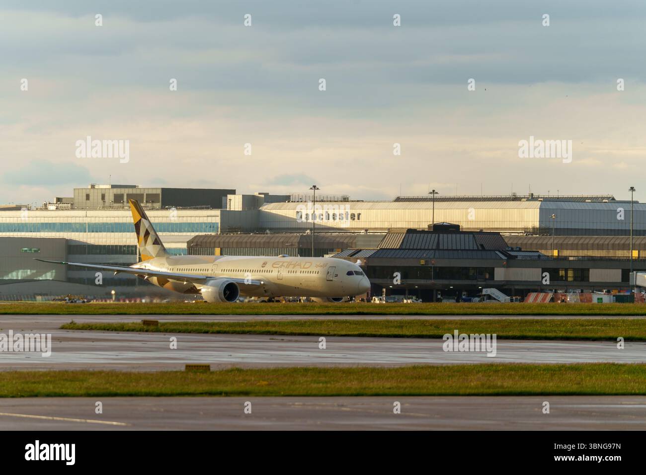 Etihad Airways Boeing 787 im Rolldienst für den Abflug am internationalen Flughafen Manchester Stockfoto