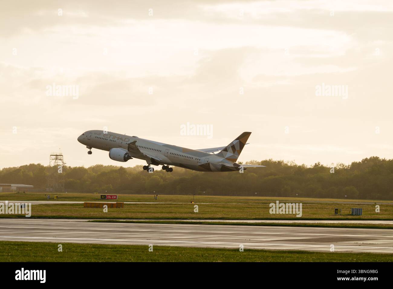 Etihad Airways Boeing 787 startet gegen einen malerischen Sonnenuntergang am internationalen Flughafen Manchester Stockfoto
