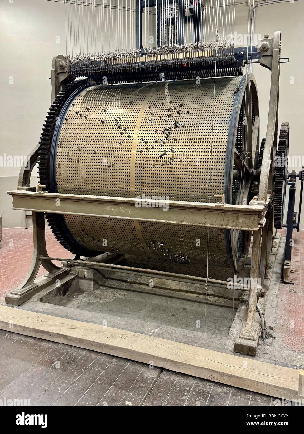 Historische Glockenmechanik mit Karillontrommel im Belfort van Gent Museum, Belgien. - Smartphone-aufgenommenes Stockfoto