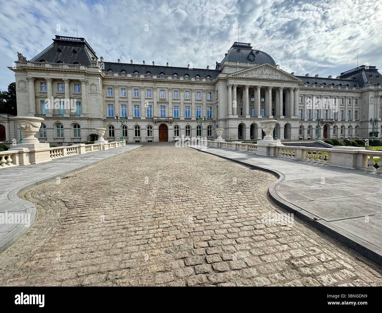 Die neoklassizistische Fassade des Königspalastes und die gepflasterte Terrasse in Brüssel, Belgien. Stockfoto