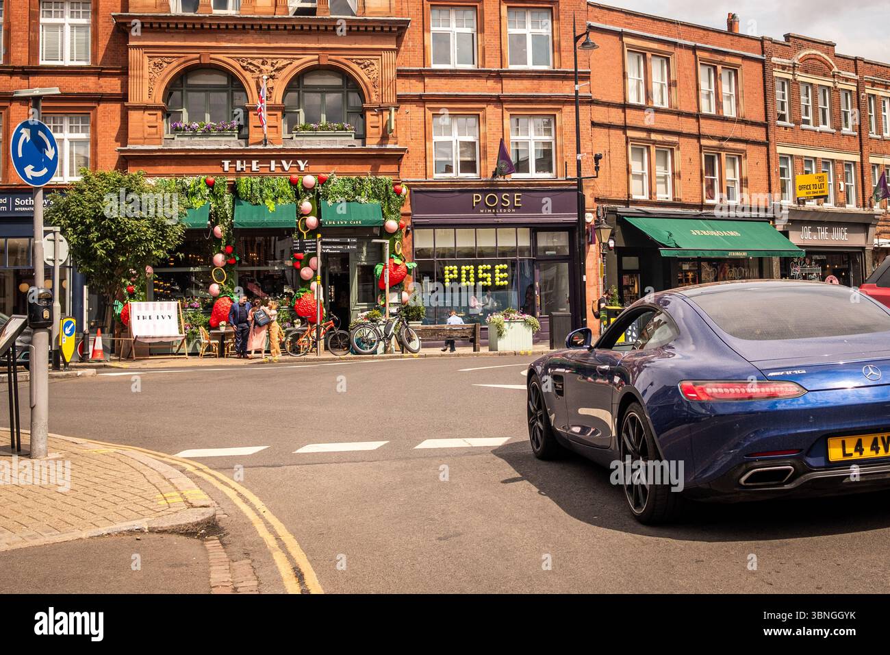 WIMBLEDON, LONDON, 2. Juli 2025: Tennisdekorationen und Menschen in der High Street des Wimbledon Village während der Wimbledon Championships 2025. Stockfoto