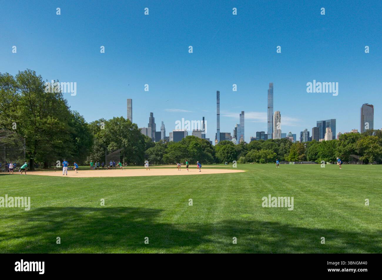 Baseballspiel im Central Park, Wolkenkratzer im Hintergrund, New York City, USA Stockfoto