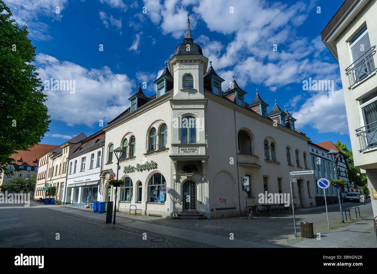 Historische Adler Apotheke in Bernau bei Berlin, Deutschland, in einem Eckgebäude unter blauem Sommerhimmel. Stockfoto Historische Adler Apotheke in Bernau bei Berlin, Deutschland, in einem Eckgebäude unter blauem Sommerhimmel. Stockfoto
