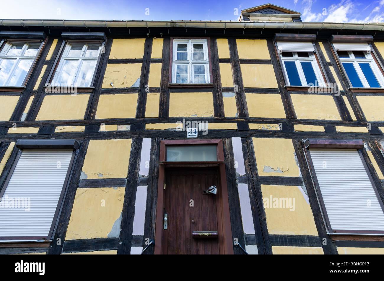 Altes gelbes Fachwerkhaus im historischen Zentrum von Bernau bei Berlin. Stockfoto
