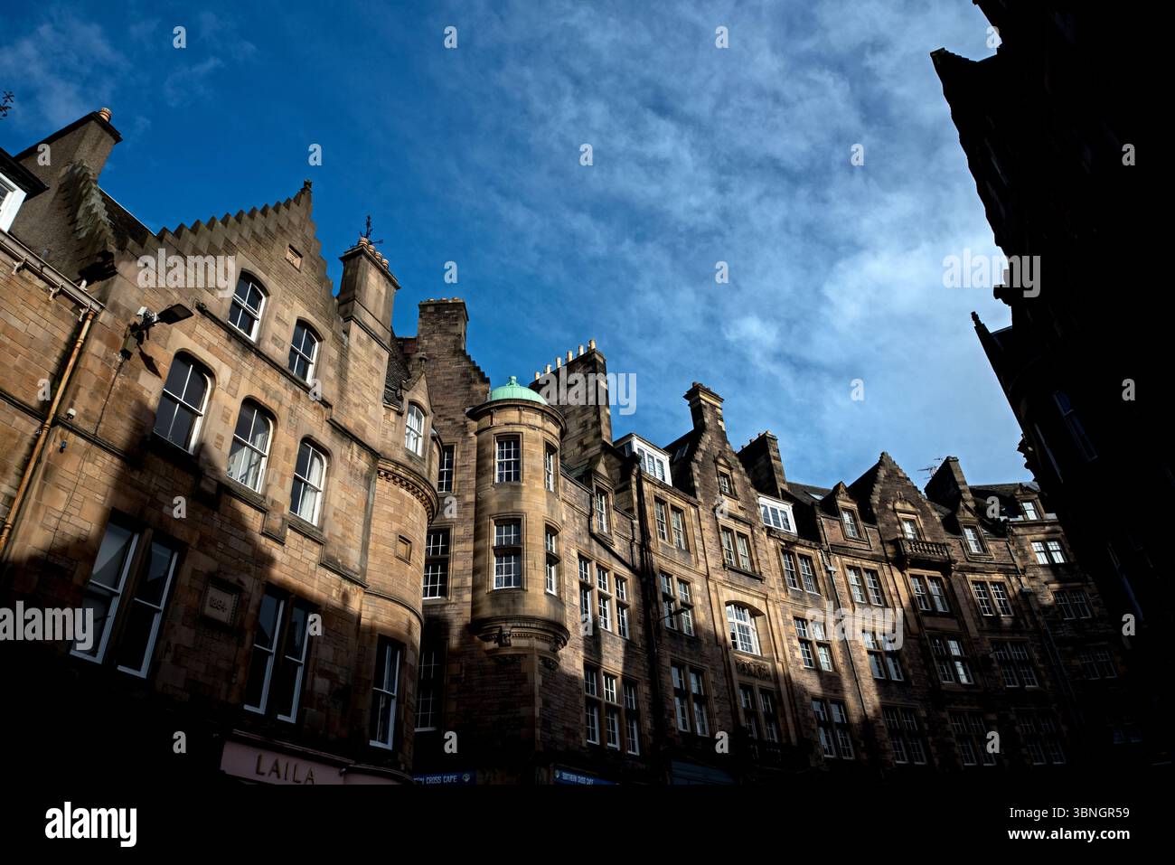 Blick nach oben auf die Architektur in der Cockburn Street in Edinburghs Altstadt. Stockfoto