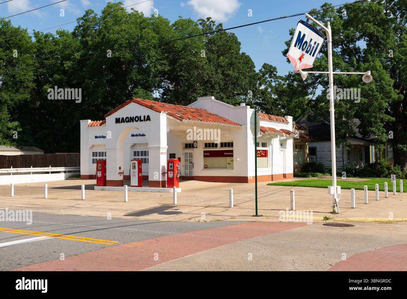 Little Rock, Arkansas - USA - 22. Juni 2025: Außenansicht der Magnolia Mobil Tankstelle an der Little Rock Central High School National Hi Stockfoto