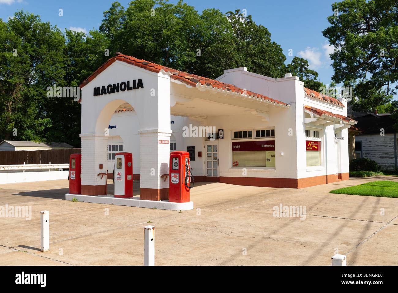 Little Rock, Arkansas - USA - 22. Juni 2025: Außenansicht der Magnolia Mobil Tankstelle an der Little Rock Central High School National Hi Stockfoto