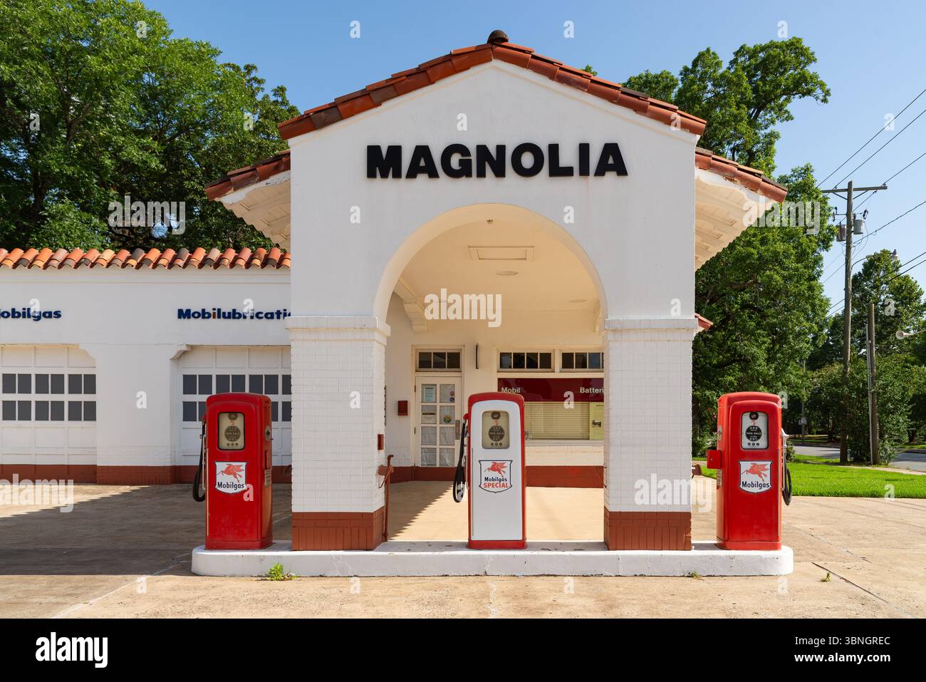 Little Rock, Arkansas - USA - 22. Juni 2025: Außenansicht der Magnolia Mobil Tankstelle an der Little Rock Central High School National Hi Stockfoto