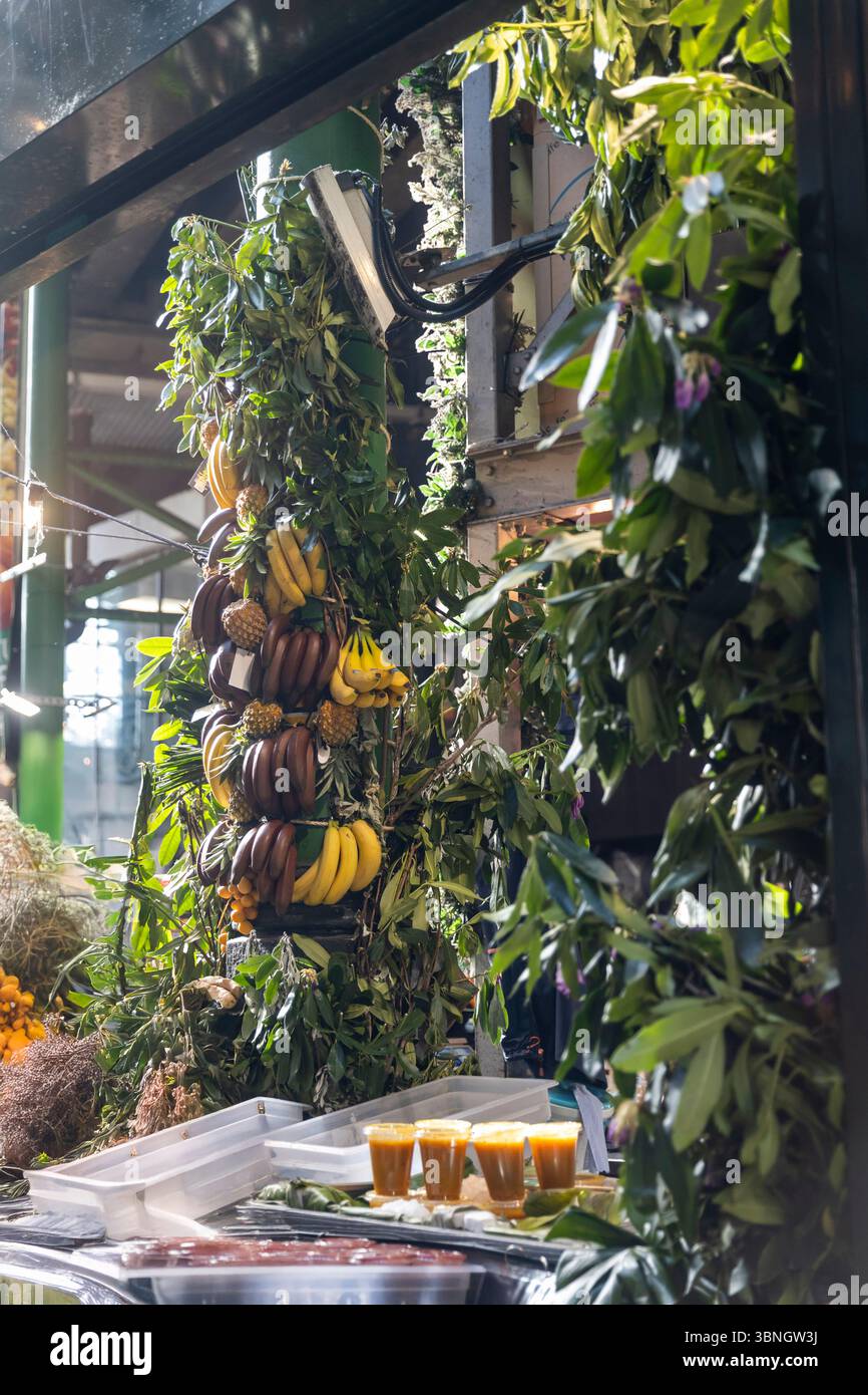 London, UK, 7. Mai 2025, Bananen und Ananas schmücken einen Marktstand. Stockfoto