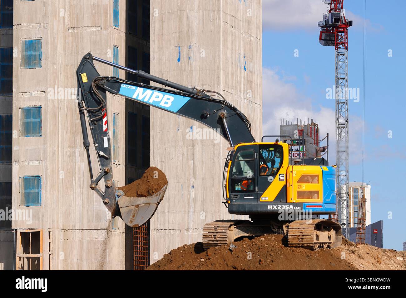 Ein MPB Volvo-Bagger am Standort Tannery in der Kirkstall Road in Leeds, West Yorkshire, Großbritannien Stockfoto