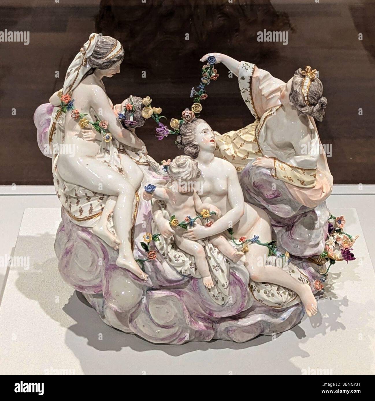 Die von den Grazen zurückhaltende Liebe, nach dem Vorbild von Konrad Linck und Johann Adam Bauer, Frankenthaler Porzellanmanufaktur, möglicherweise 1763–1777, Hartporzellan, polychromes Emaille Stockfoto